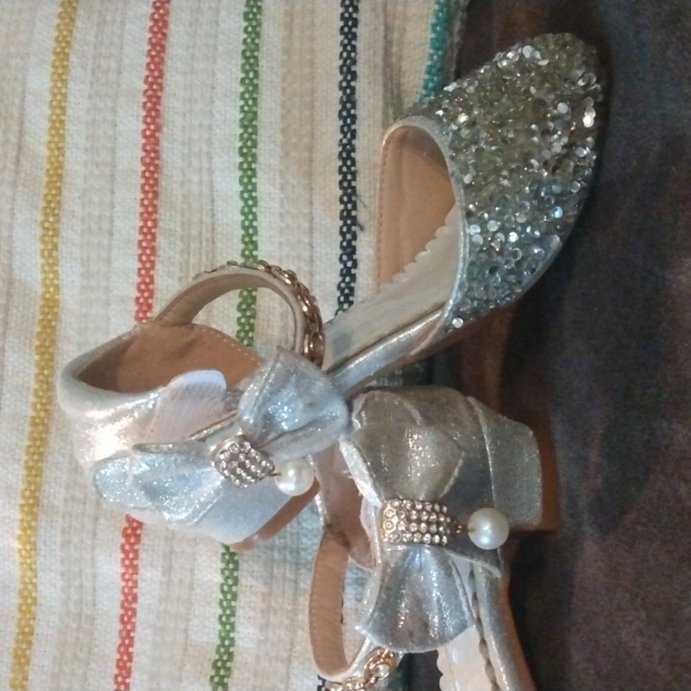 GUC Sequined Silver with Bows Heels